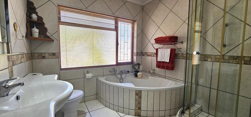 4 Bedroom Property for Sale in Middedorp Western Cape